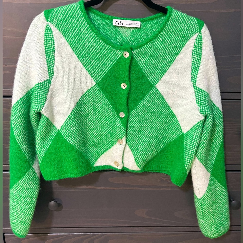 this is a cropped Zara cardigan. barely worn, and super cute! No stains or rips.